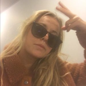 Meet your Posher, Caroline